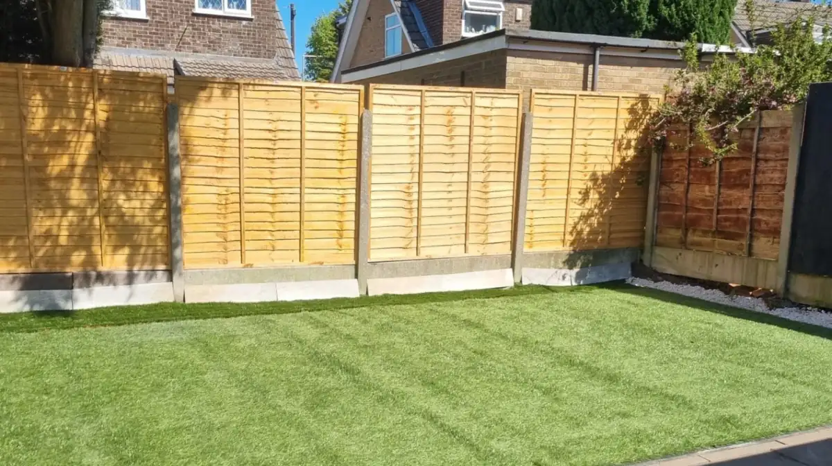 Garden finished by MM Contractors with artificial grass and new fence panels